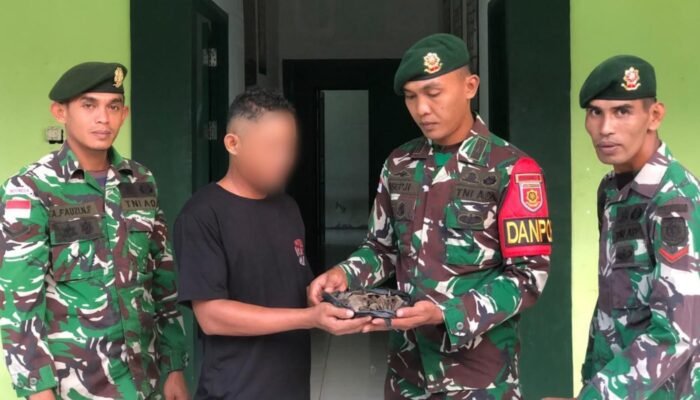 Satgas Pamtas Yonarmed 13/Nanggala Terima Penyerahan Sukarela Sisik Trenggiling dari Warga Perbatasan