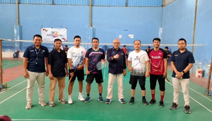Tampil Dominan, Diskominfo Kendari Sabet Juara Turnamen Badminton Hari Bakti Postel ke-81