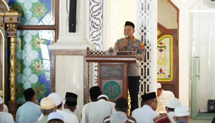 Safari Jum’at: Kapolresta Kendari Sampaikan “Jaga Kamtibmas” Kepada Jamaah Masjid Raya Al-Kautsar Kendari